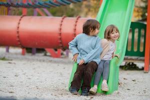 Kinder im Parkspielplatz foto