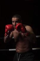 professioneller Kickboxer im Trainingsring foto