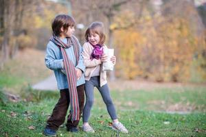 Kinder im Park essen Popcorn im Park foto