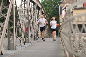 paar draußen joggen foto