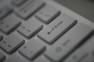 schlanke Tastatur in dunkler Nacht foto