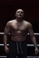 Porträt eines muskulösen Profi-Kickboxers foto
