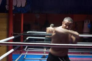 professioneller Kickboxer im Trainingsring foto
