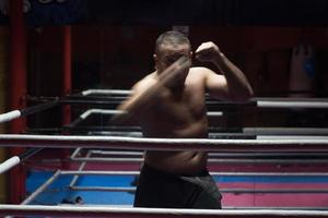 professioneller Kickboxer im Trainingsring foto