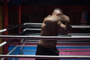 professioneller Kickboxer im Trainingsring foto