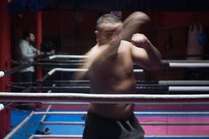 professioneller Kickboxer im Trainingsring foto