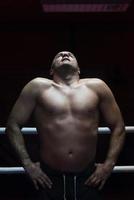 Porträt eines muskulösen Profi-Kickboxers foto