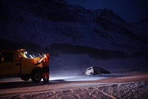 Auto wird nach Unfall im Schneesturm abgeschleppt foto