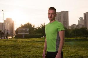 Porträt eines jungen Mannes beim Joggen foto