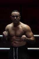 professioneller Kickboxer im Trainingsring foto