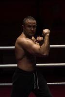 professioneller Kickboxer im Trainingsring foto