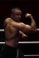 professioneller Kickboxer im Trainingsring foto