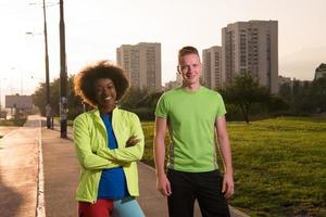 Porträt eines romantischen hübschen Paares bei einer Fitness-Session, außerhalb des Stadthintergrunds foto