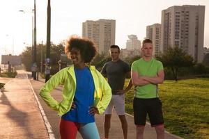 Porträt einer multiethnischen Gruppe von Menschen beim Joggen foto