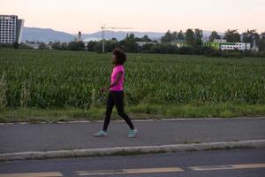 eine junge Afroamerikanerin, die im Freien joggt foto