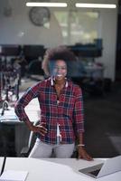 Porträt einer jungen erfolgreichen Afroamerikanerin im modernen Büro foto