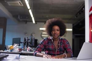 Porträt einer jungen erfolgreichen Afroamerikanerin im modernen Büro foto