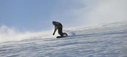 Freestyle-Snowboarder springen und fahren foto