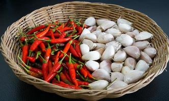 Paprika-Chili-Knoblauch-Muster auf weißer Hintergrundisolierung foto