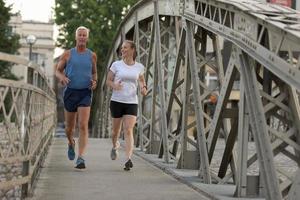 paar draußen joggen foto