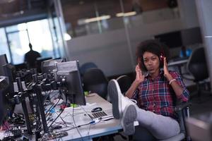 Porträt einer jungen erfolgreichen Afroamerikanerin im modernen Büro foto