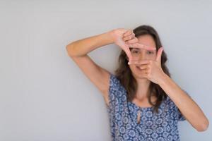 frau, die rahmenhandgeste zeigt foto