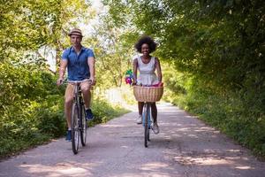 junges multiethnisches paar, das eine radtour in der natur macht foto