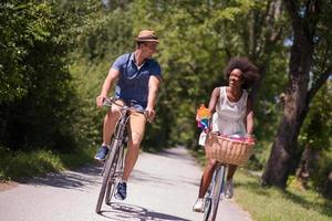 junges multiethnisches paar, das eine radtour in der natur macht foto