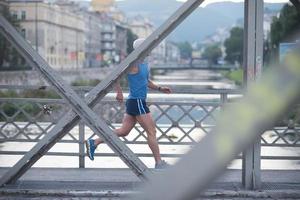 schöner älterer Mann beim Joggen foto