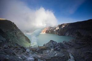 Schwefeldämpfe aus dem Krater des Vulkans Kawah Ijen, Indonesien foto