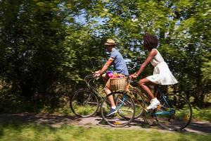 junges multiethnisches paar, das eine radtour in der natur macht foto