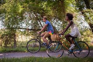 junges multiethnisches paar, das eine radtour in der natur macht foto