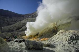 Schwefelmine im Krater des Vulkans Ijen, Ost-Java, Indonesien foto