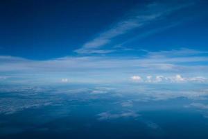 viele Wolken im blauen Himmel foto