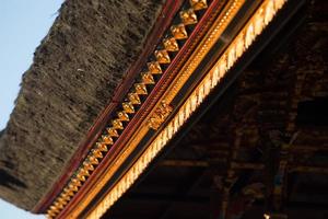 historisches Schnitzen im Wassertempel Pura Ulun Danu Bratan Bali, Indonesien foto