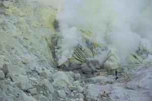 Schwefeldämpfe aus dem Krater des Vulkans Kawah Ijen, Indonesien foto