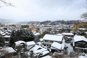 Blick auf die Stadt Takayama in Japan im Schnee foto