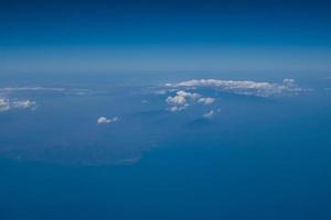 blauer Himmel und Wolken im Flugzeug foto