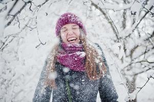 Porträt eines Mädchens am verschneiten Wintertag in der Nähe von schneebedeckten Bäumen. foto