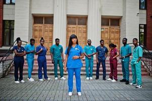Eine Gruppe afrikanischer Medizinstudenten posierte im Freien vor der Tür der Universität. foto