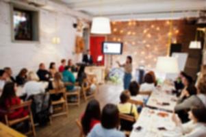 meisterklassen- und studienkonzept. abstraktes, unscharfes foto eines konferenz- oder seminarraums mit sprecher auf der bühne.