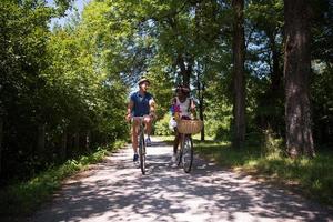 junges multiethnisches paar, das eine radtour in der natur macht foto