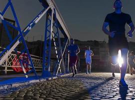 Jugendliche joggen über die Brücke foto