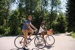 junges multiethnisches paar, das eine radtour in der natur macht foto