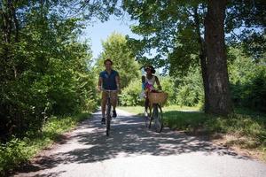 junges multiethnisches paar, das eine radtour in der natur macht foto