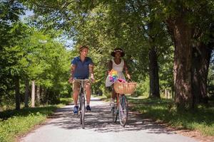 junges multiethnisches paar, das eine radtour in der natur macht foto