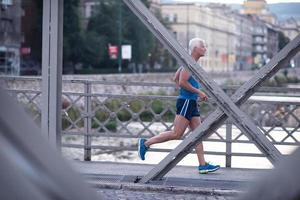 schöner älterer Mann beim Joggen foto