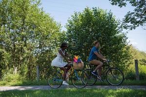 junges multiethnisches paar, das eine radtour in der natur macht foto