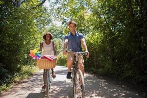 junges multiethnisches paar, das eine radtour in der natur macht foto