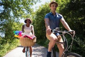 junges multiethnisches paar, das eine radtour in der natur macht foto